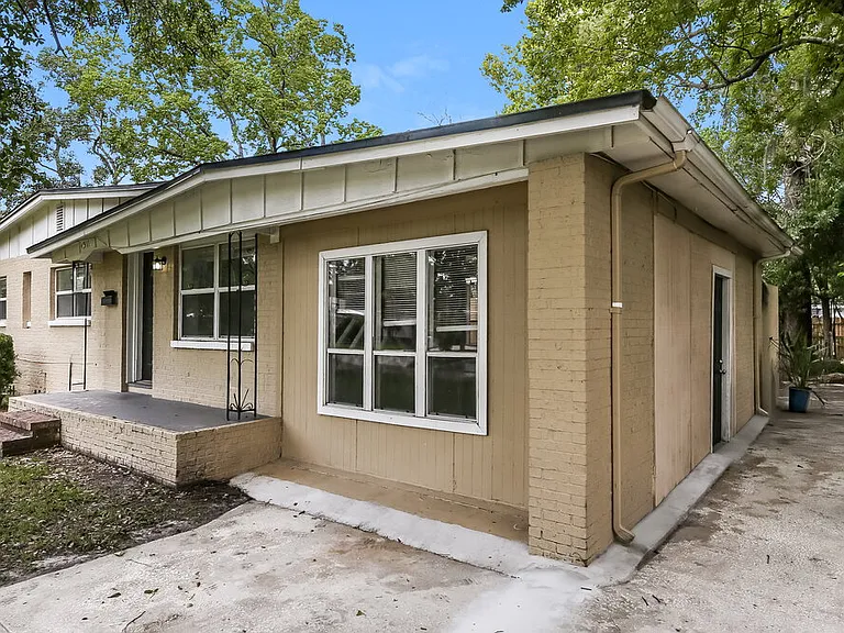 6511 Burgundy Rd S — Photo 3