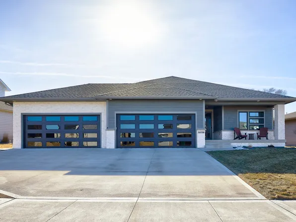 16756 Maple St, Clive, IA 50325