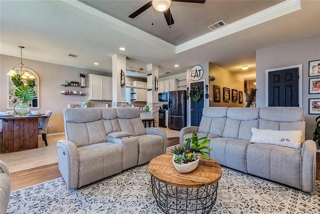 3 bed, 2.0 bath, 1621 sqft, $1,900 — Photo 3