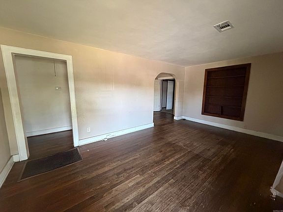 4th image of 1919 Parkway Dr