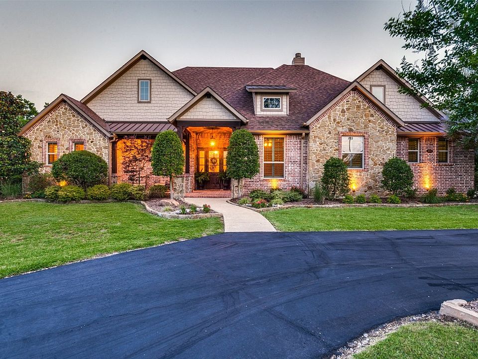 1st image of 901 Oak Dr