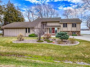 2151 Sunrise Dr, Appleton, WI 54914