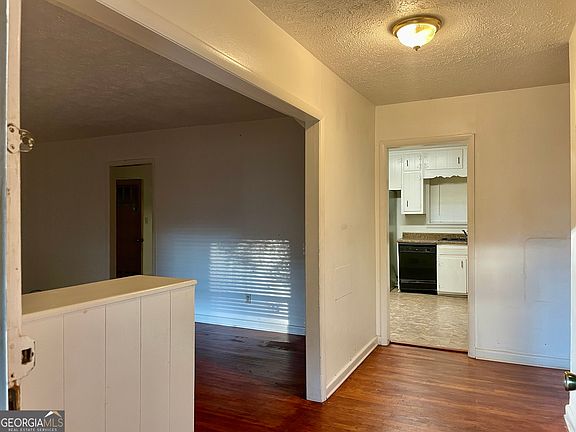 4th image of 81 Tunis Rd