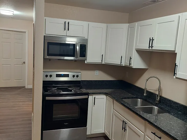 52 Westwood Dr #5 — Photo 2