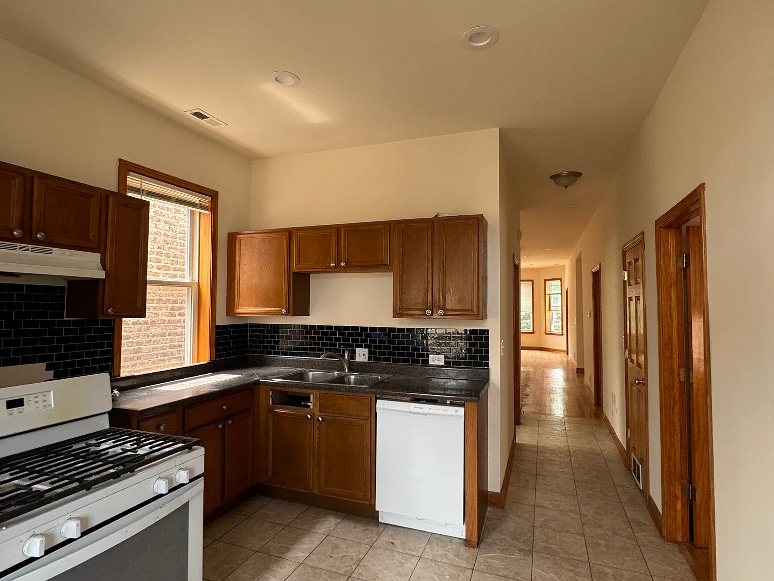3 bed, 1000 sqft, $3,200 — Photo 2