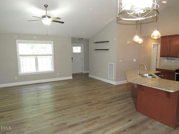 5th image of 104 Woodbine Dr