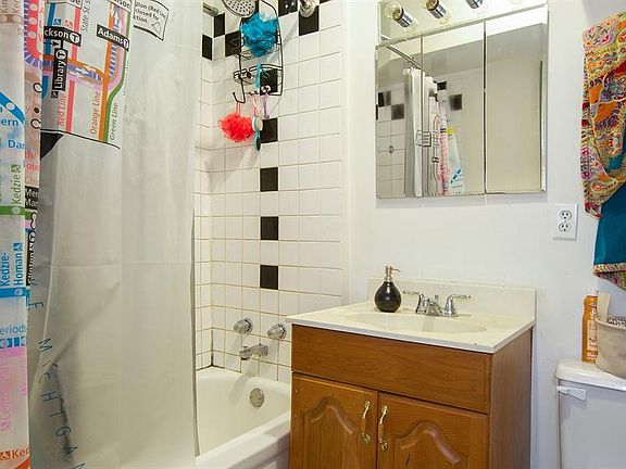 2nd image of 1220 W Diversey Pkwy #1