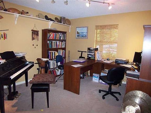 5th image of 401 Whiteoak Ln
