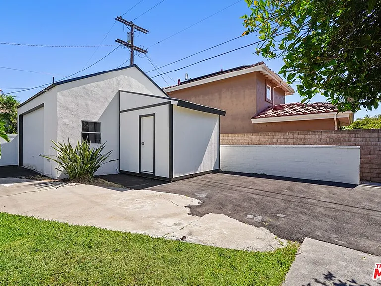 4940 Placidia Ave — Photo 41