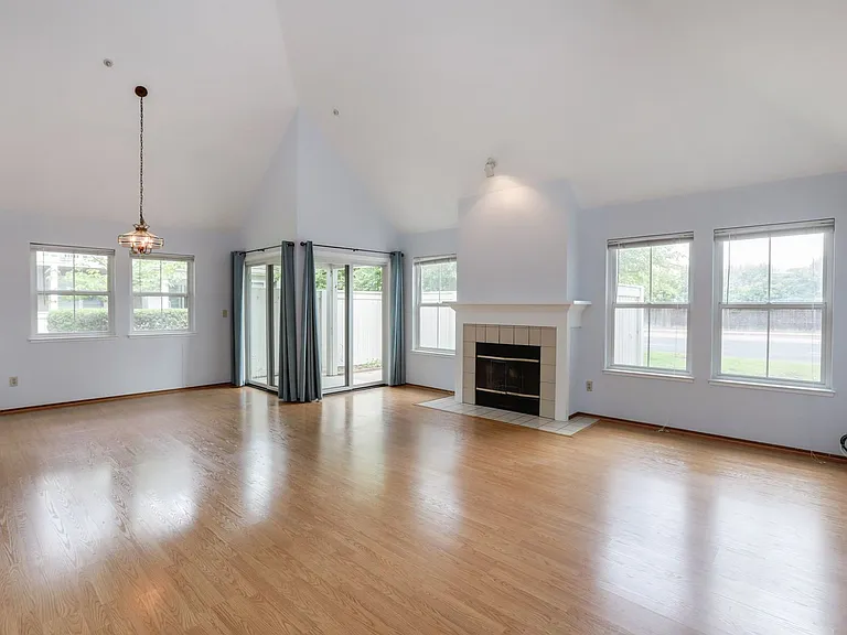 1055 Hull Ln — Photo 5