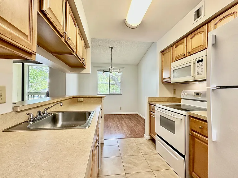 9877 Westview Dr #623 — Photo 11