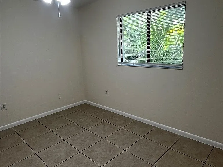 919 SE 8th Ter #7 — Photo 12