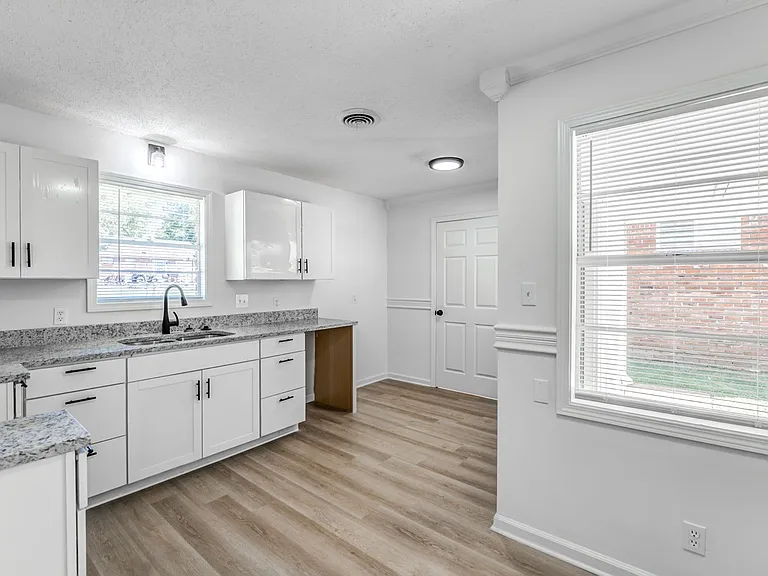8398 Booneville Dr — Photo 15