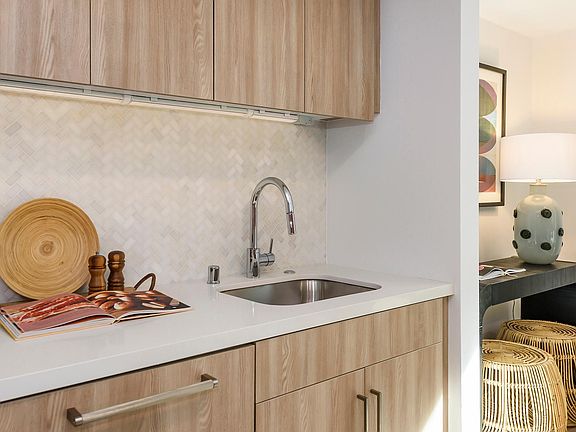 5th image of 1288 Howard St #319