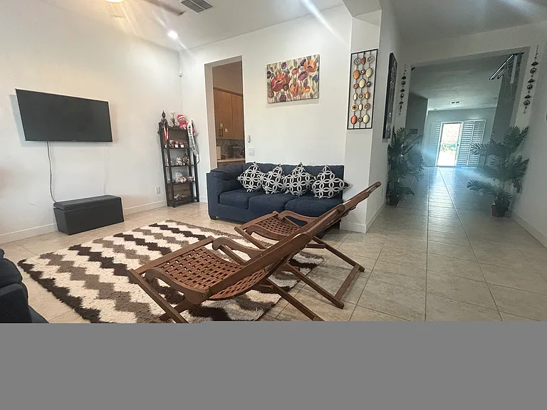 Guests Sit-Out Room