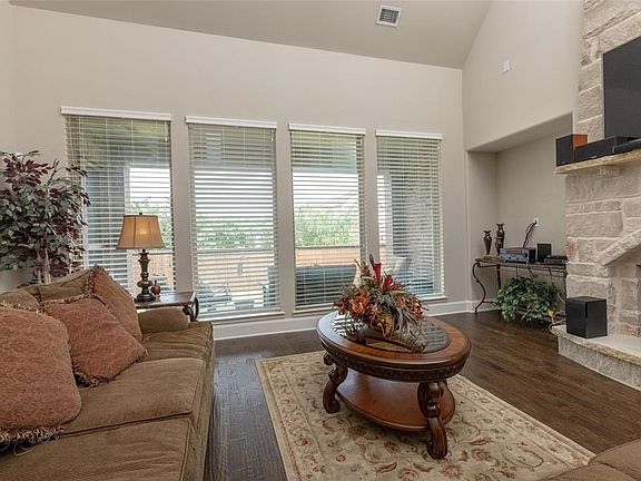 5th image of 1249 Edgemere Dr