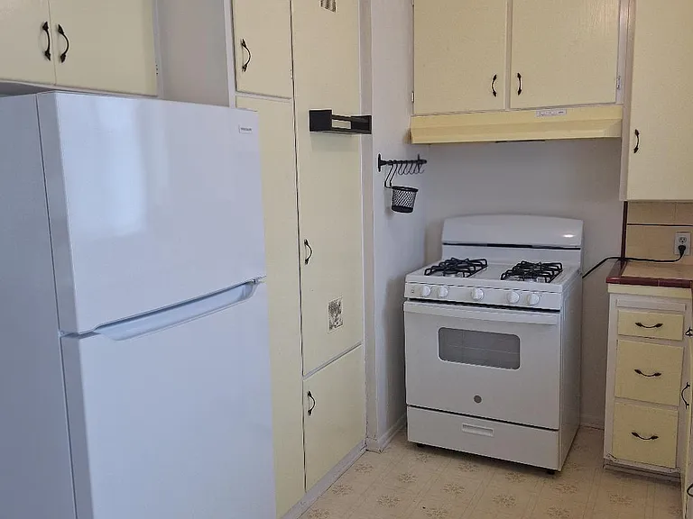 420 N Alameda Ave — Photo 4
