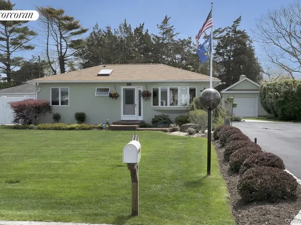 11 Bay Street, Center Moriches, NY 11934