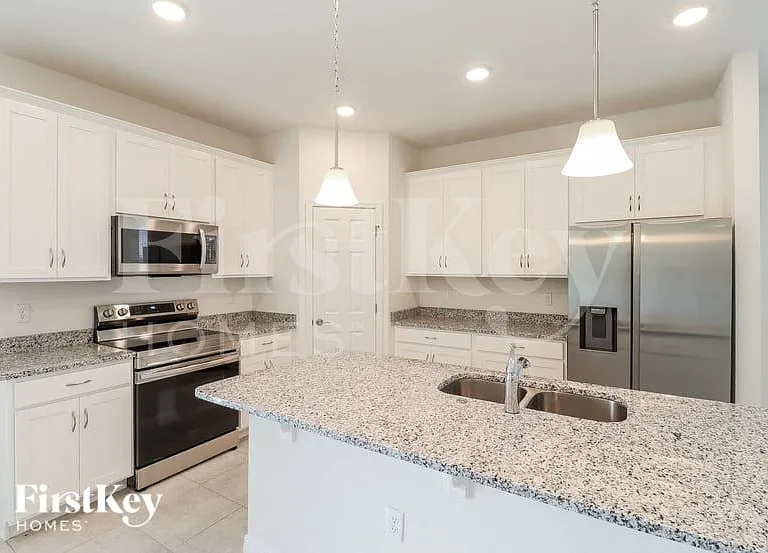 332 Corbel Ln — Photo 5