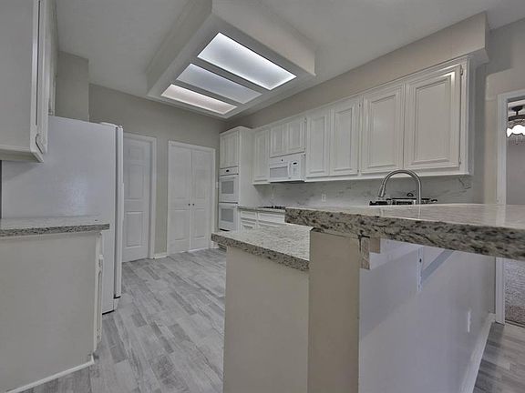 4th image of 2010 Garden Terrace Dr