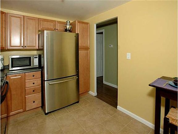 3rd image of 827 Garden City Dr