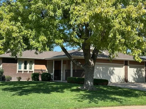 5312 Quail Creek Dr, Great Bend, KS 67530