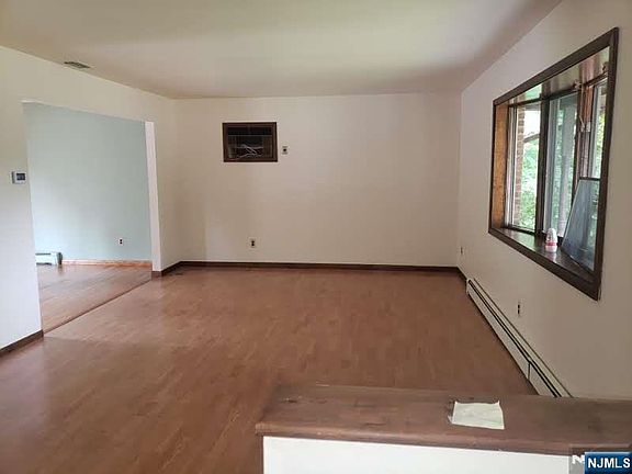 4th image of 209 Macopin Rd