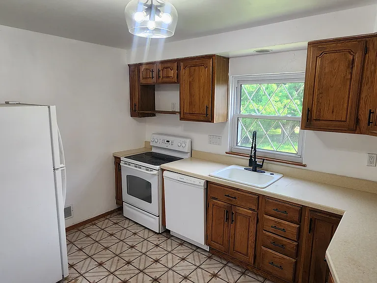 517 Clyde St — Photo 3