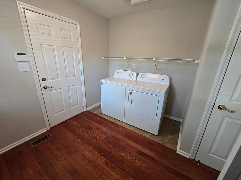 2710 Runnymeade Dr — Photo 2