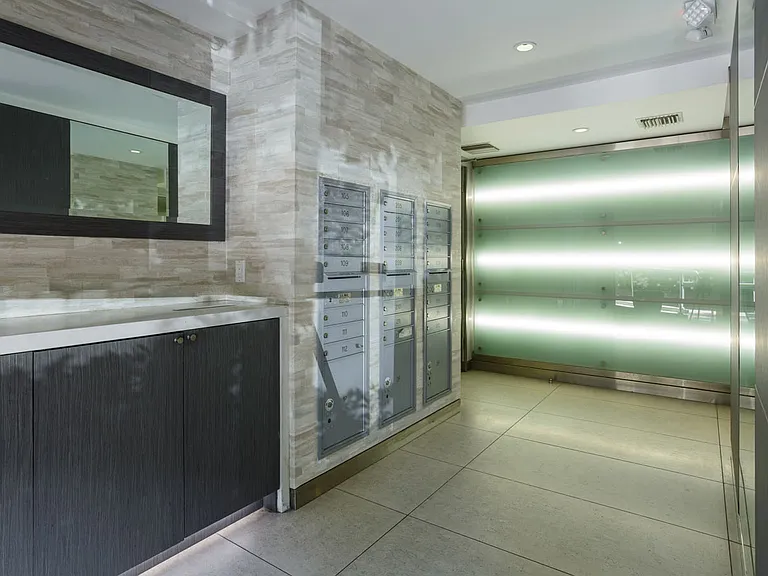 1880 Veteran Ave #211 — Photo 31
