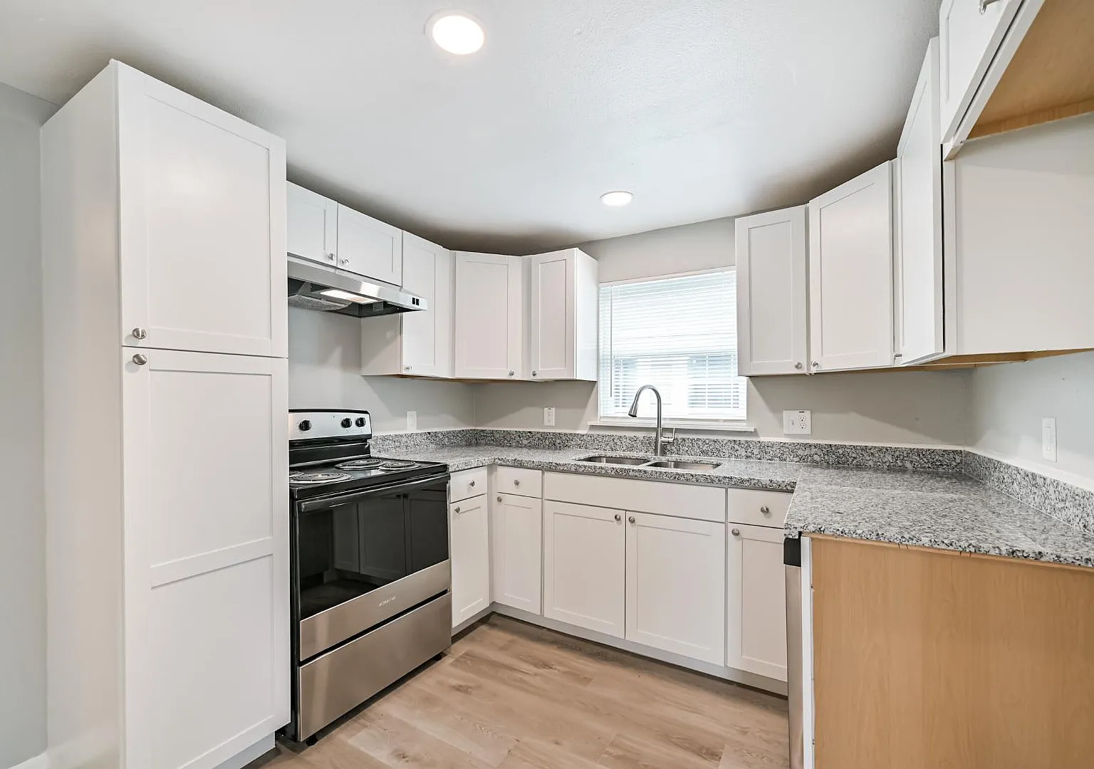 1428 E 36th Street — Photo 3
