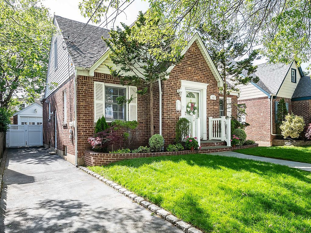 166 Madison St, Franklin Square, NY 11010 | Zillow