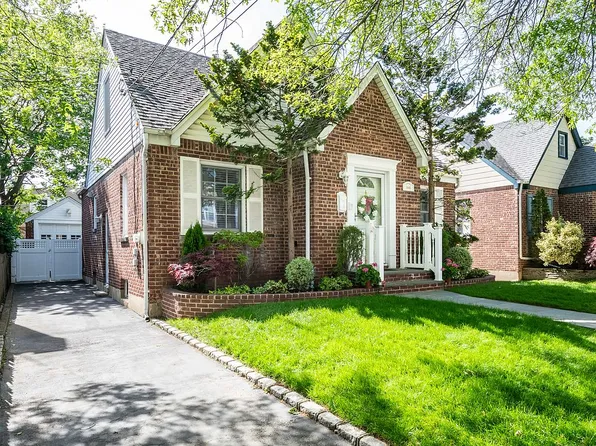 166 Madison St, Franklin Square, NY 11010