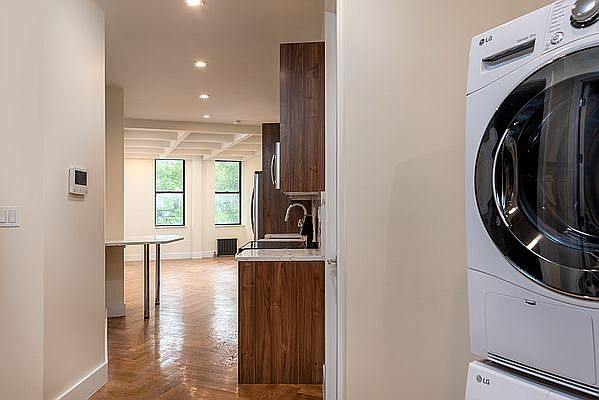 1st image of 941 Washington Ave #715