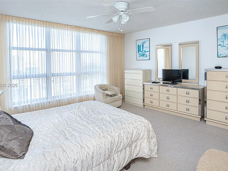 3530 Mystic Pointe Dr #1401 — Photo 32