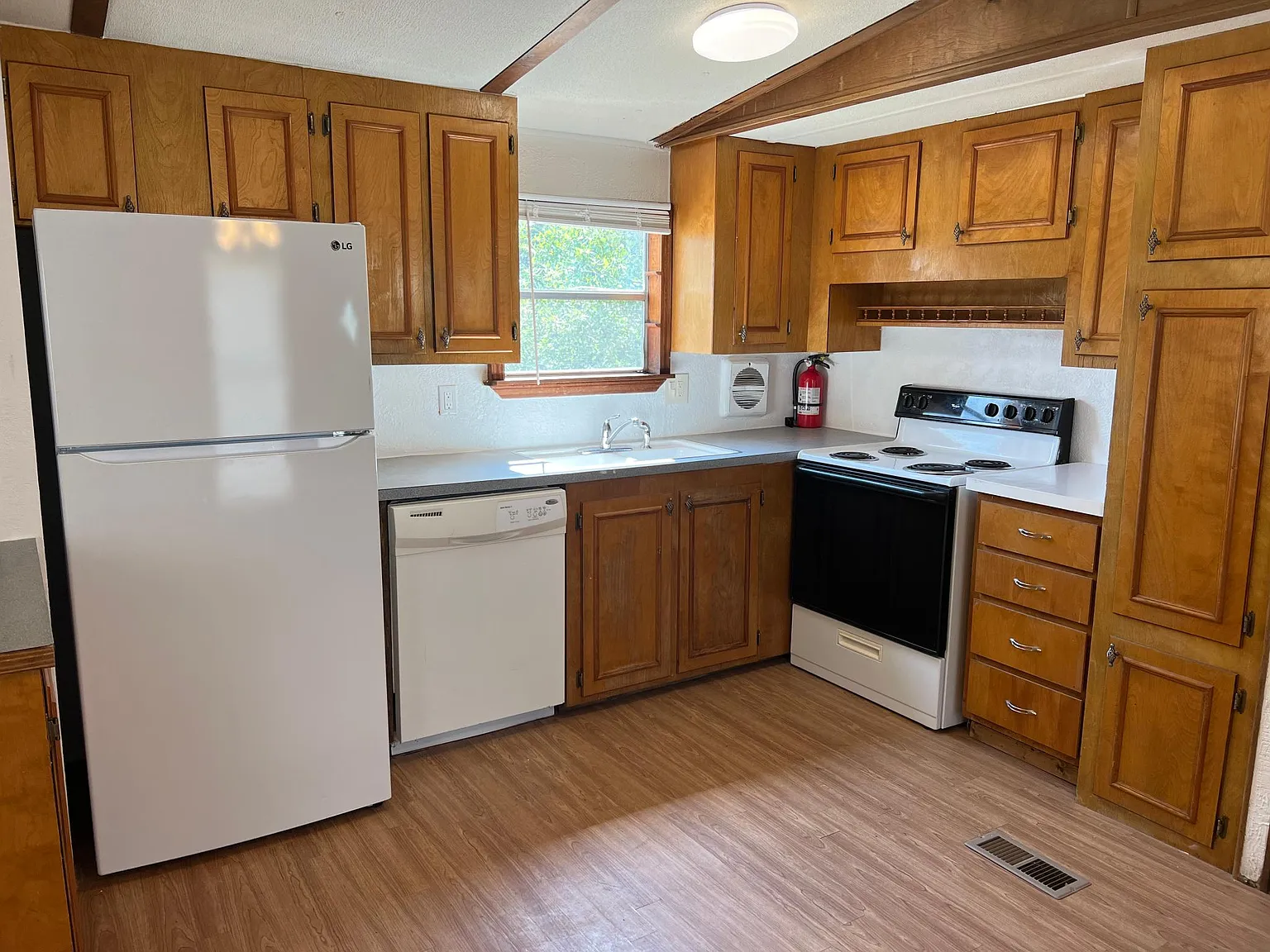 3 bed, 924 sqft, $1,135 — Photo 1