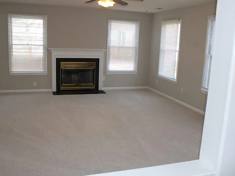 102 Uxbridge Ct — Photo 2