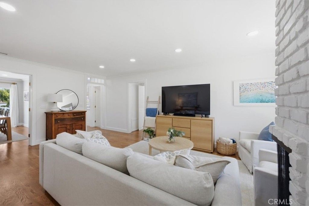 Apartment in Manhattan Beach, Hill Section, Los Angeles - View 5