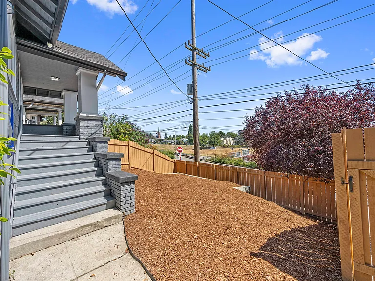 4525 5th Ave NE #U — Photo 2
