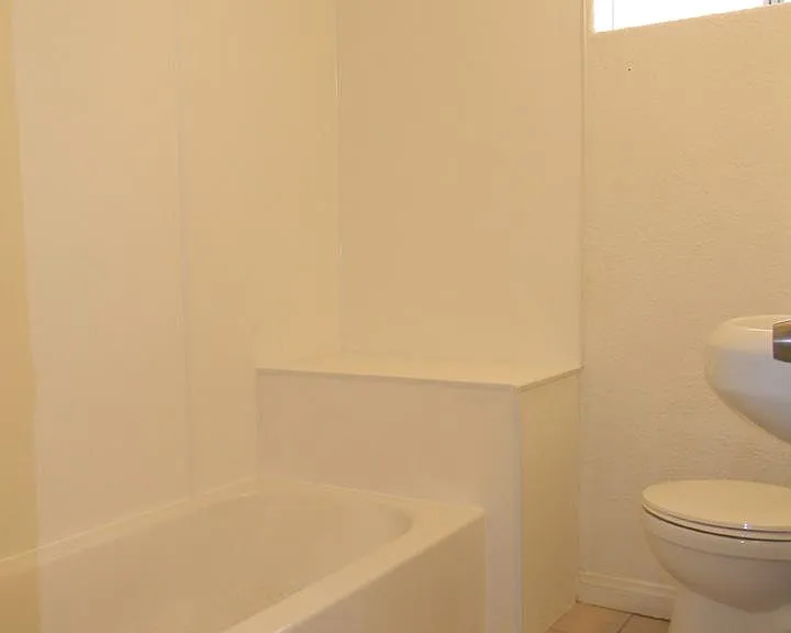 1827 Gardenia Ave #B — Photo 9