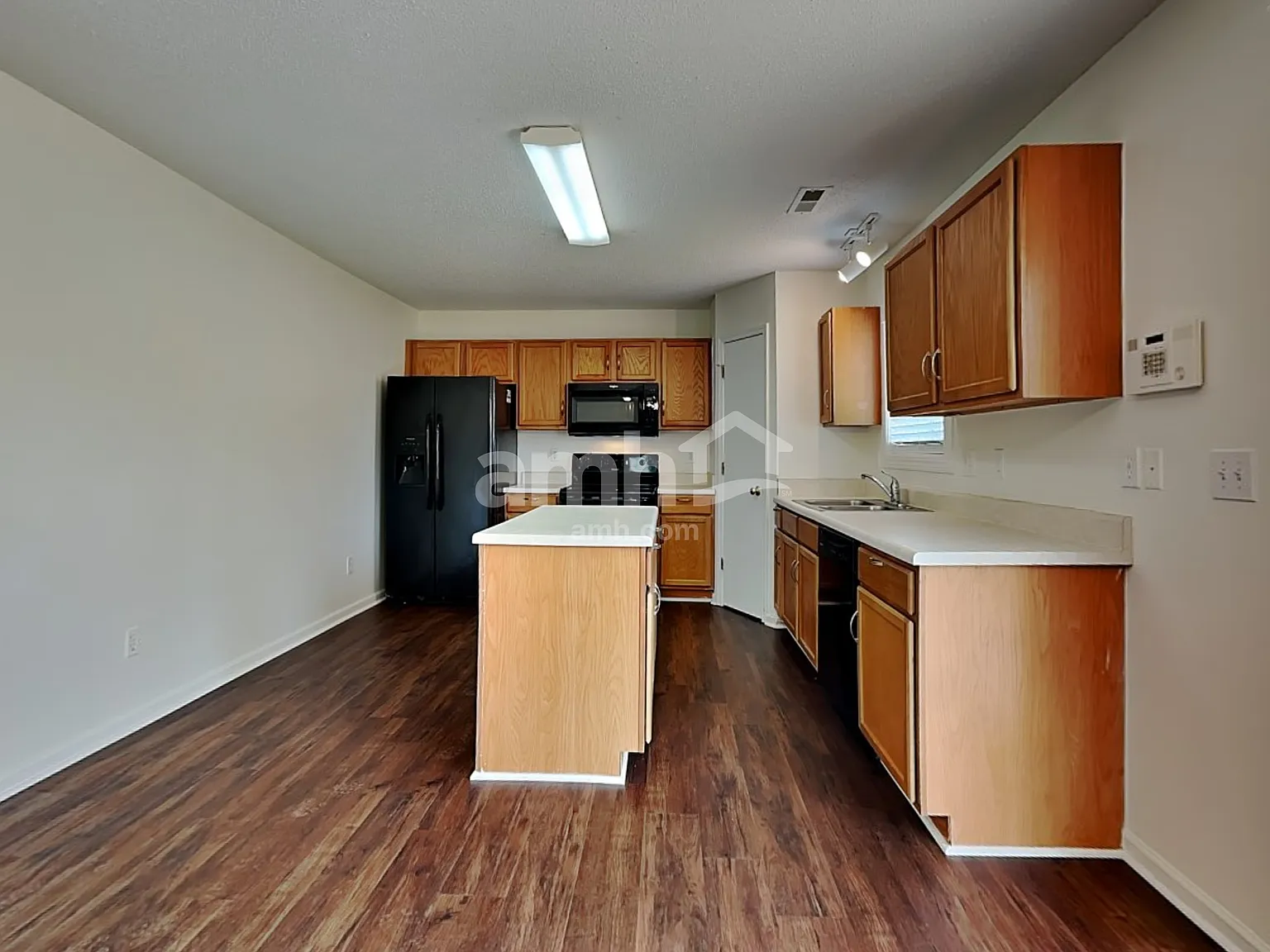 4 bed, 2.5 bath, 2414 sqft, $2,310 — Photo 3