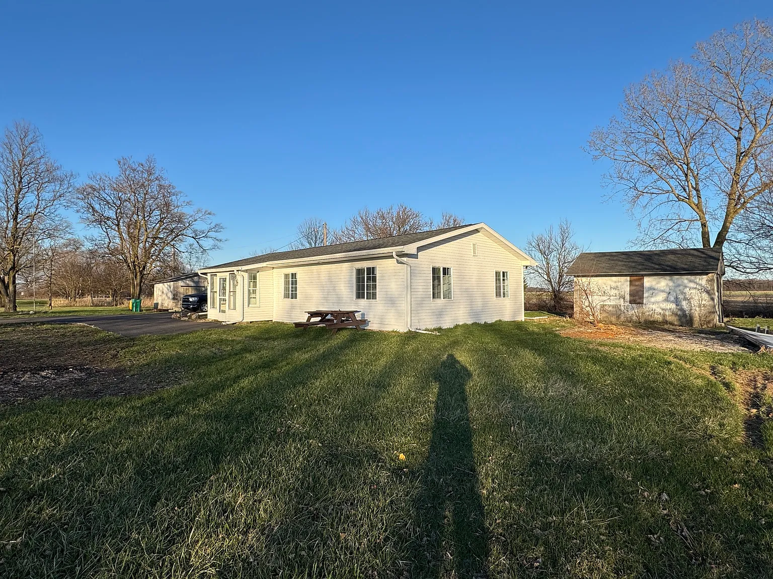 3 bed, 1300 sqft, $1,900 — Photo 1
