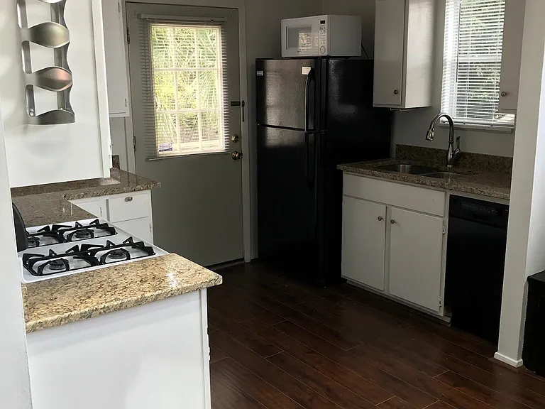 1112 Welch St #2 — Photo 5