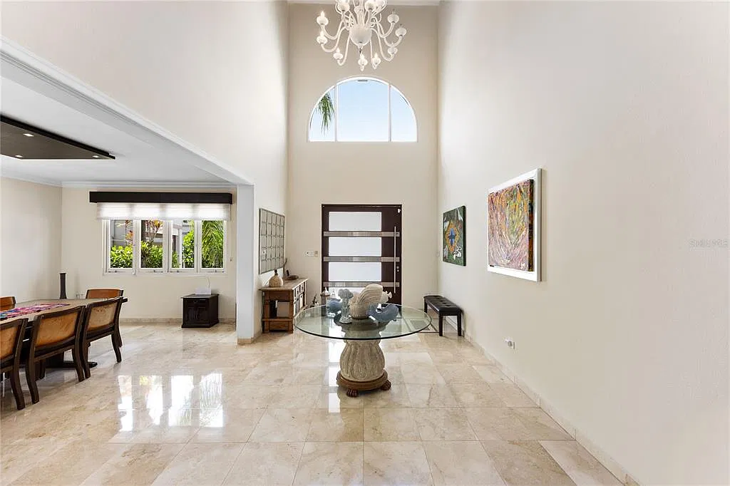 5 bed, 4.5 bath, 4000 sqft, $20,000 — Photo 3