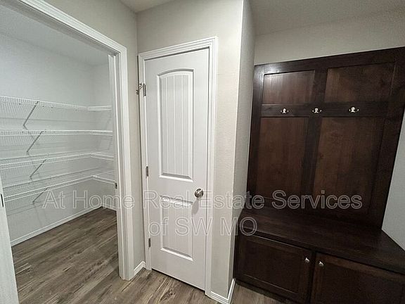 4th image of 211 E Rosalie St