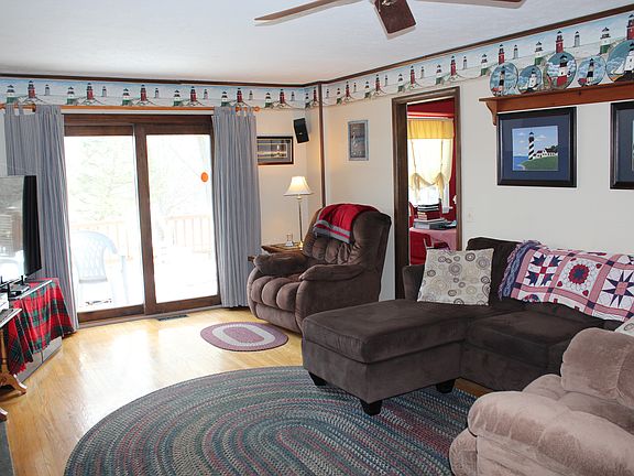 Cozy Family Room w/ hdwd