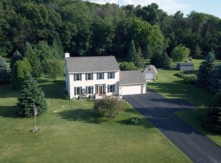 N77W27947 Garnet Ct, Hartland, WI 53029