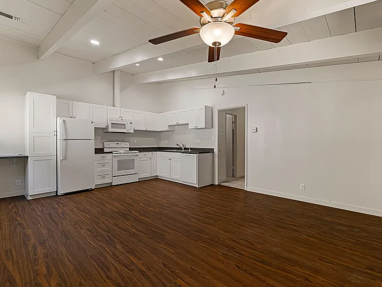 Train Station Apartments — Photo 13
