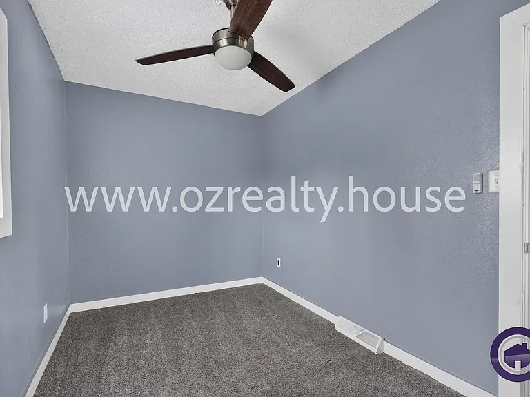 565 Viking St — Photo 8