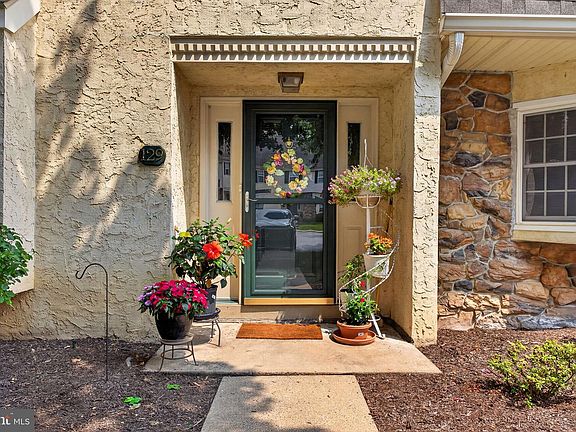 3rd image of 129 Oak Knoll Cir